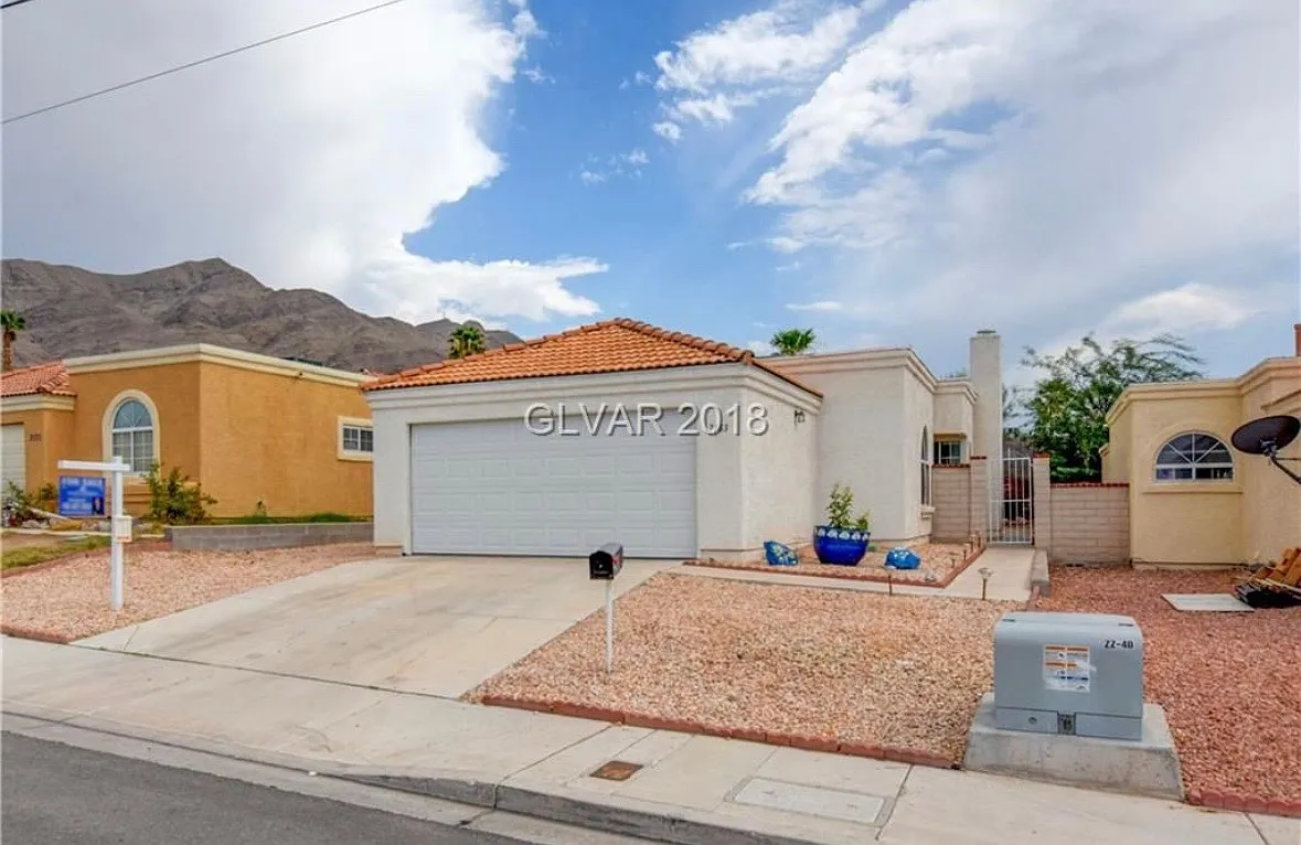 3 bed, 1302 sqft, $2,000 — Photo 2