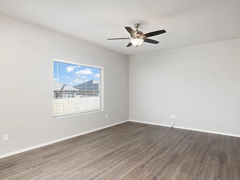 552 W Danielle St — Photo 16