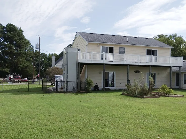 220 Riverview Ave — Photo 1