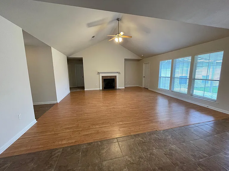 11327 Hampton Ct — Photo 4