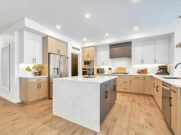 77 N Versant Point SW, Calgary, AB T2Z 0Z5