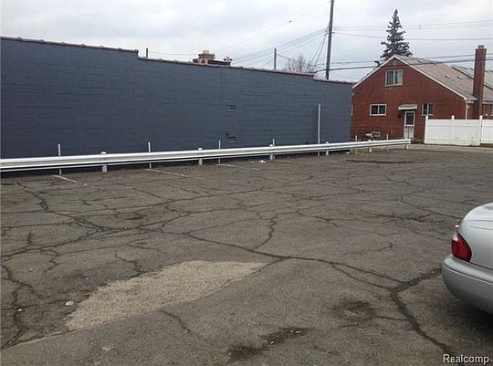 4th image of 15011 W Warren Ave