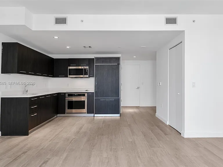 45 SW 9th St #3502 — Photo 13