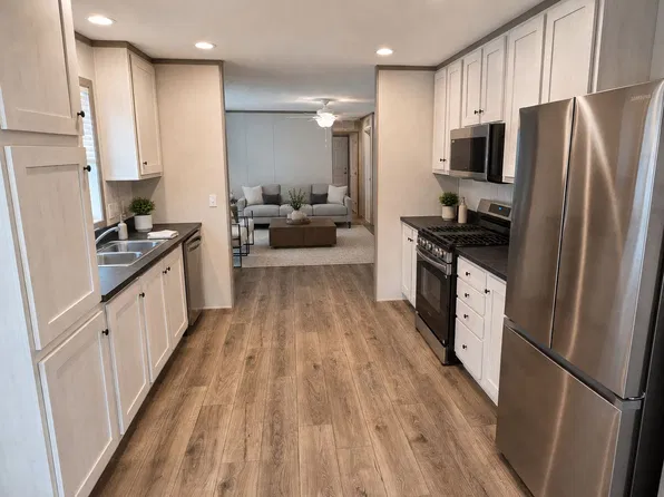 5 Swallow Ct, Lake Orion, MI