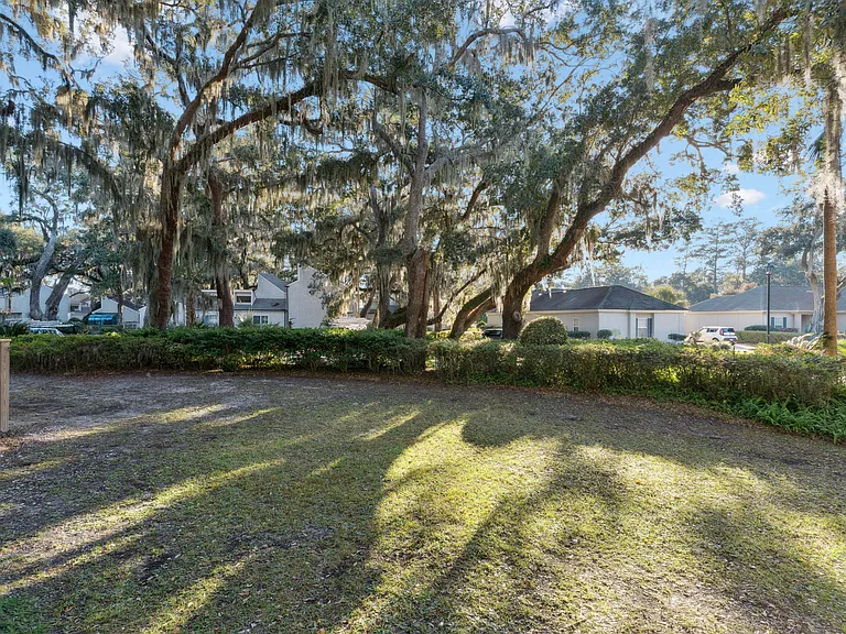 625 Executive Golf Villas — Photo 19