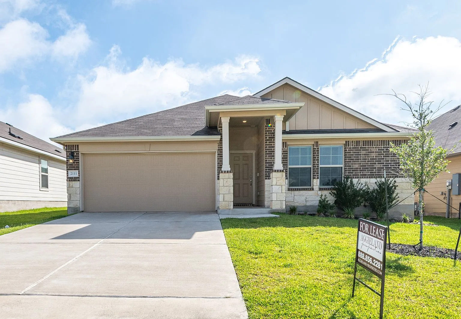 Beautiful 3 Bed/2 Bath Smart Home! Available for Immediate Move in! — Photo 2