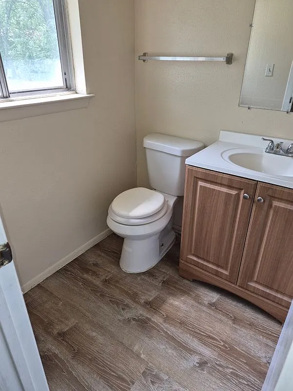 4 bed, 2.0 bath, 870 sqft, $1,400 — Photo 2