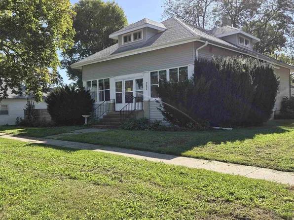 202 E Locust Ave, Plainview, NE 68769