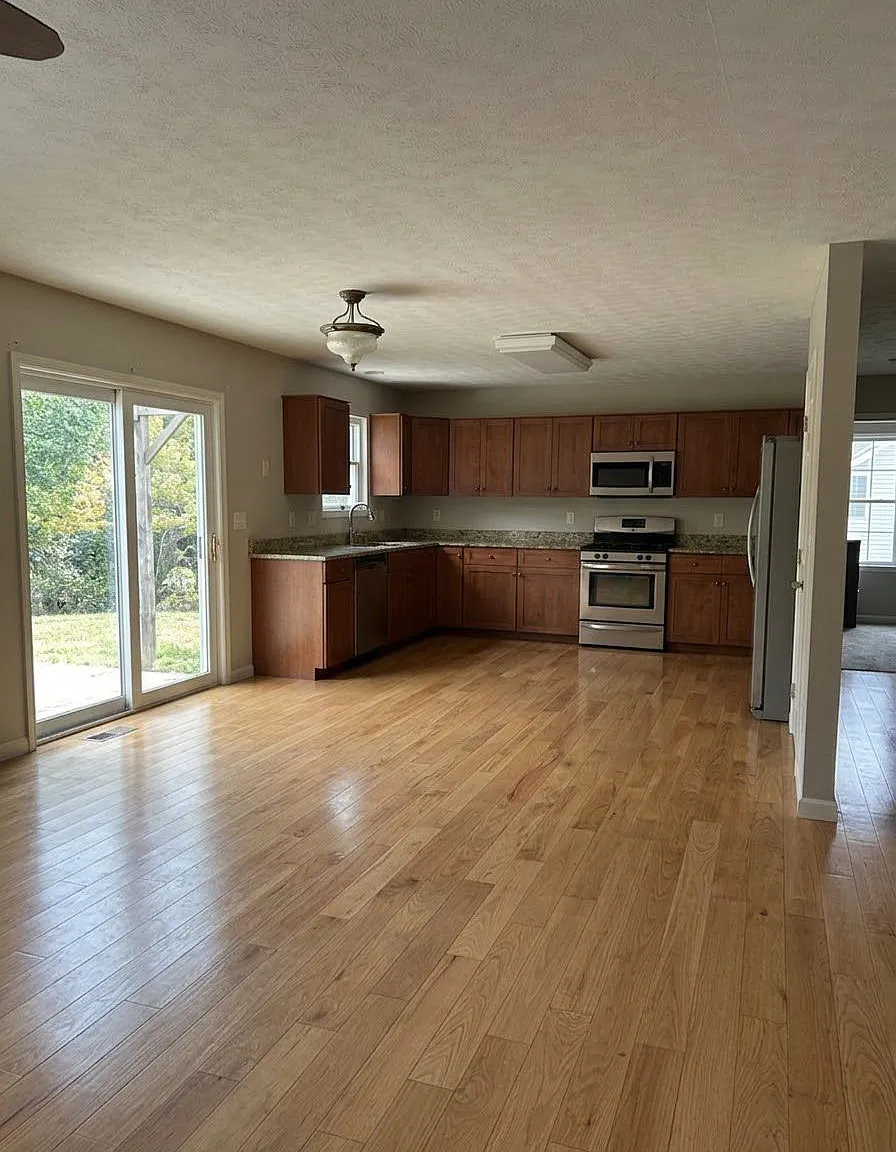 4 bed, 2.5 bath, 2556 sqft, $4,200 — Photo 3