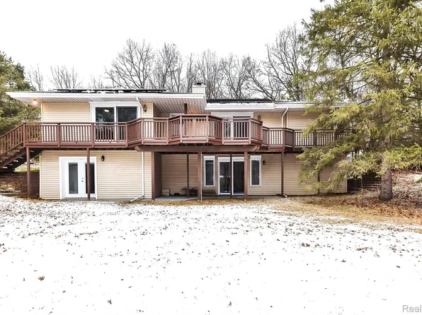 2399 Sosna Dr, Pinckney, MI 48169