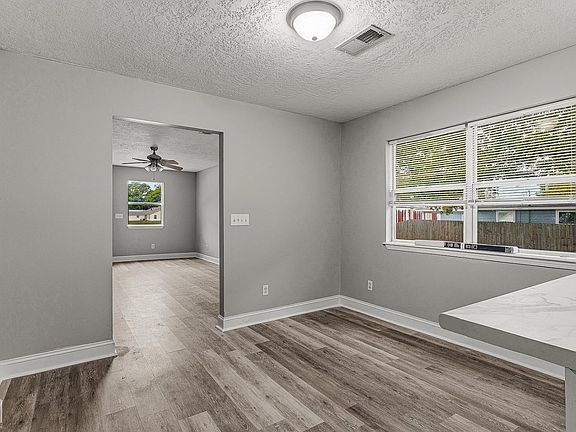 4th image of 711 Davidson St