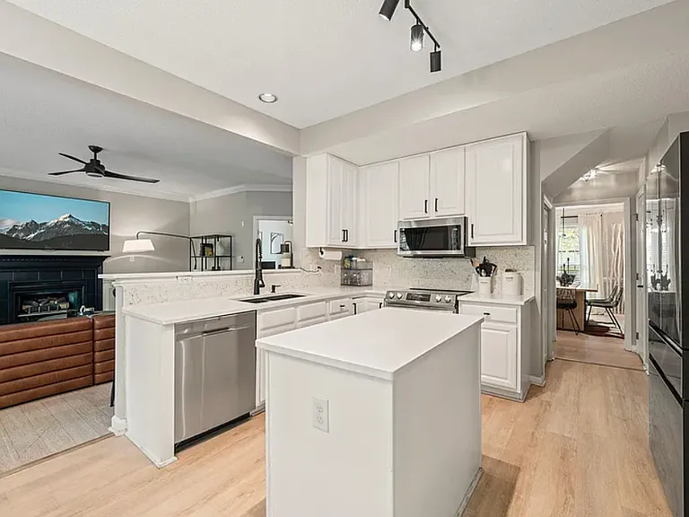 8100 Knebworth Ct — Photo 9