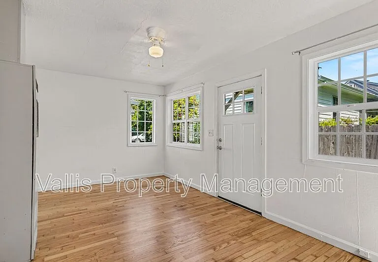 522 19th St NE — Photo 5