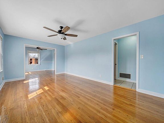 3rd image of 5001 Hildebrand Rd NW