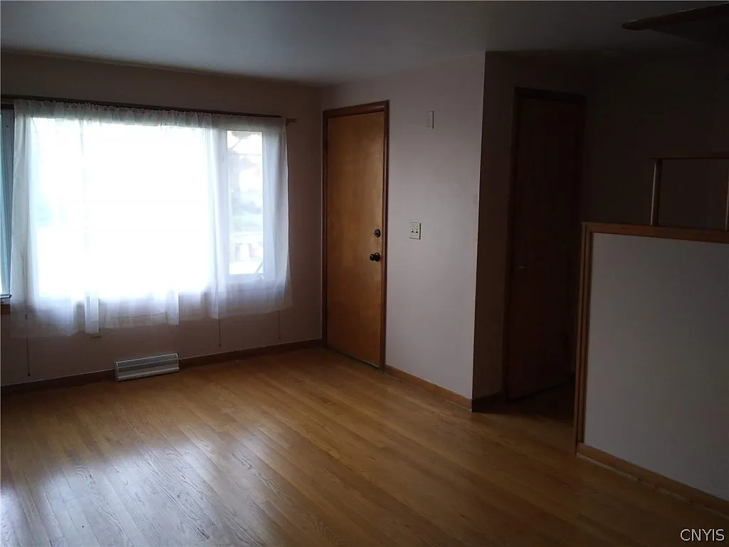 3 bed, 1.5 bath, 1000 sqft, $1,800 — Photo 2
