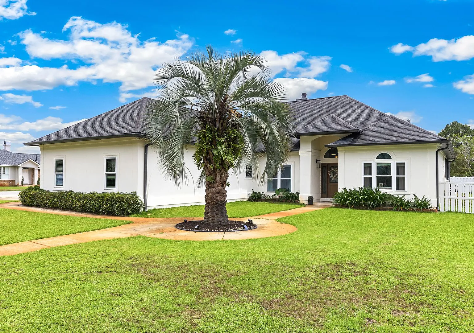 Beautiful 3+ bedroom home with screened pool enclosure and lots of parking! — Photo 2