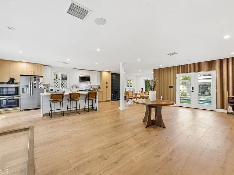13135 Chandler Blvd — Photo 16