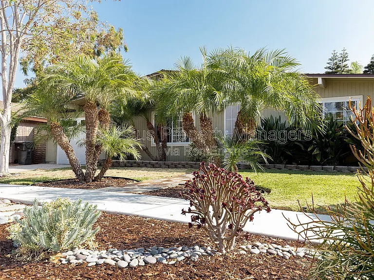 132 Riviera Dr — Photo 3