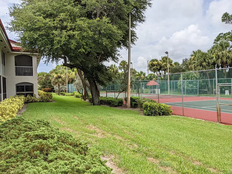 105 Half Moon Cir #F2 — Photo 24