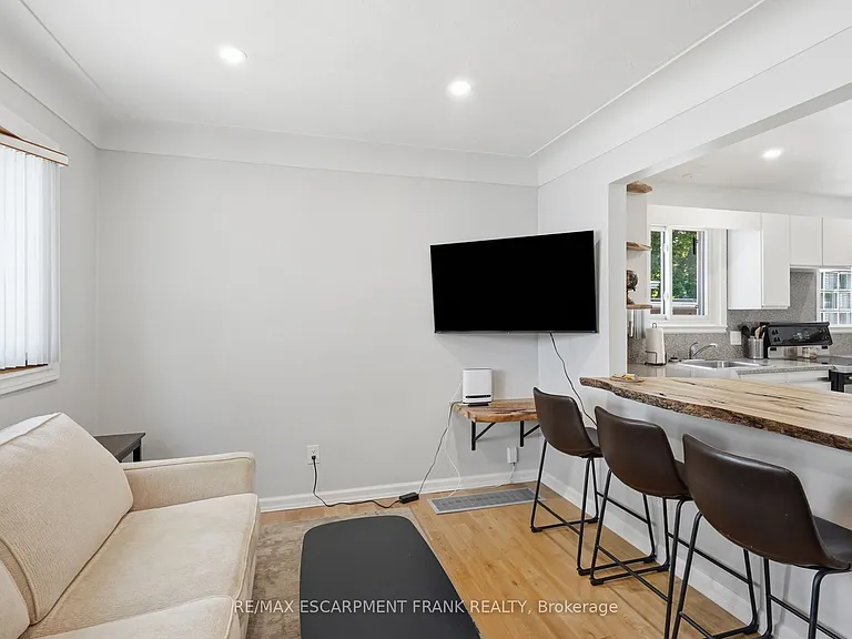 95 E 18th St #1 — Photo 14