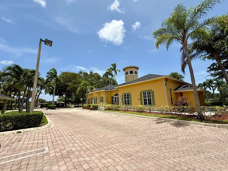 1722 Meadows Cir #W — Photo 15