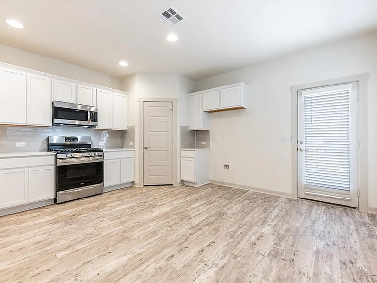 8304 Mimi Ln — Photo 5