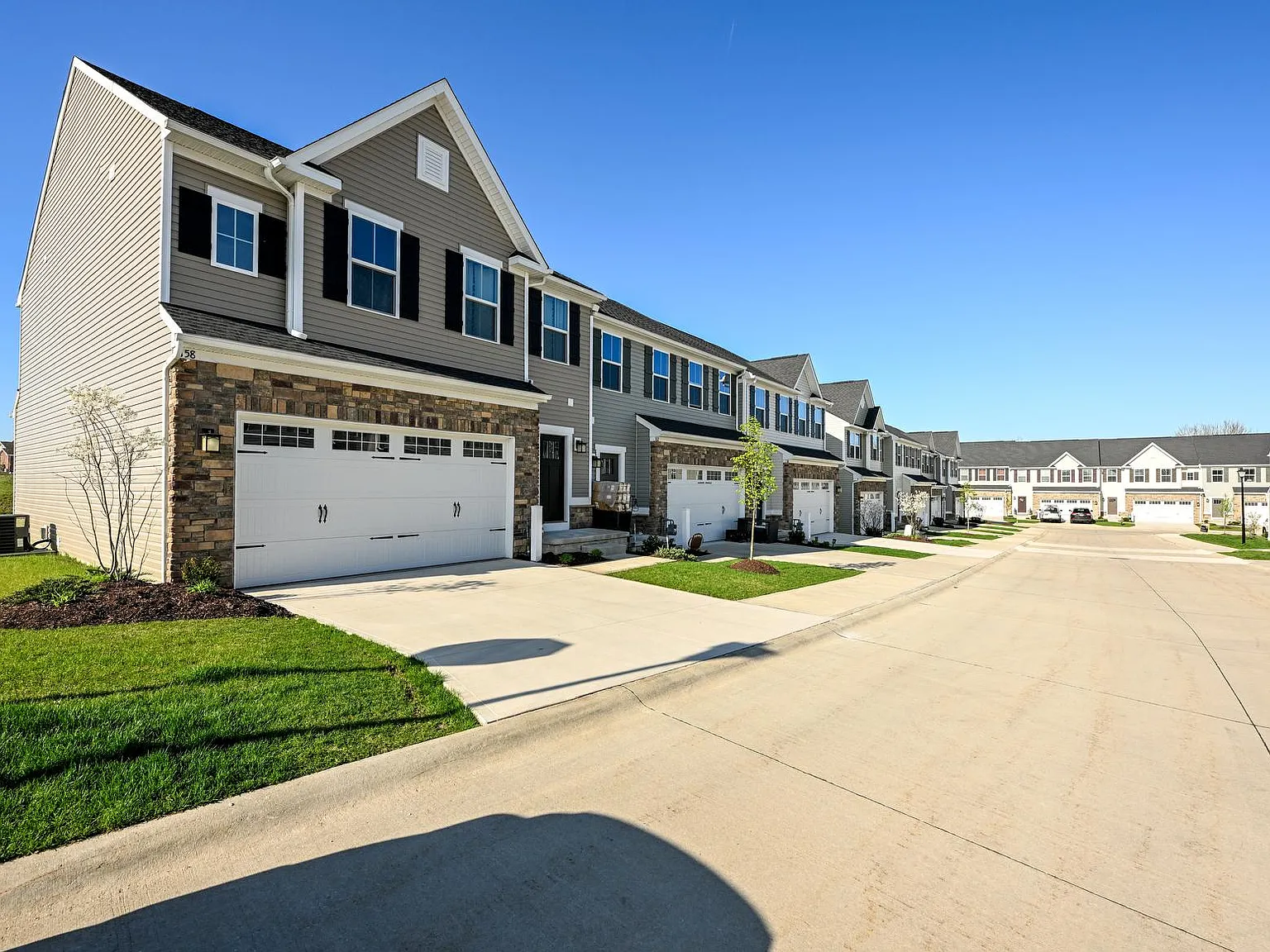 3 bed, 3.5 bath, 2800 sqft, $2,800 — Photo 2