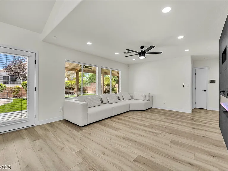 2560 Sundew Ave — Photo 21