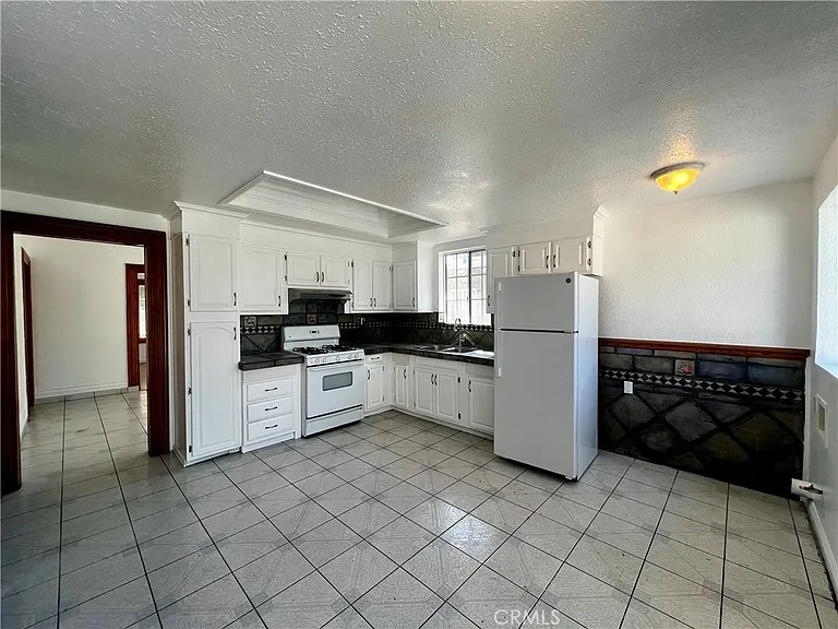 609 Camulos St — Photo 9