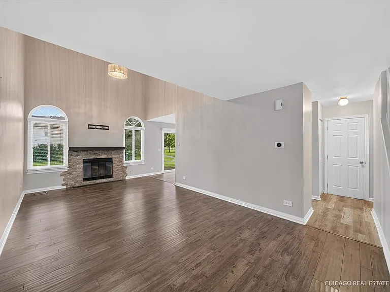 152 Brittany Dr — Photo 4