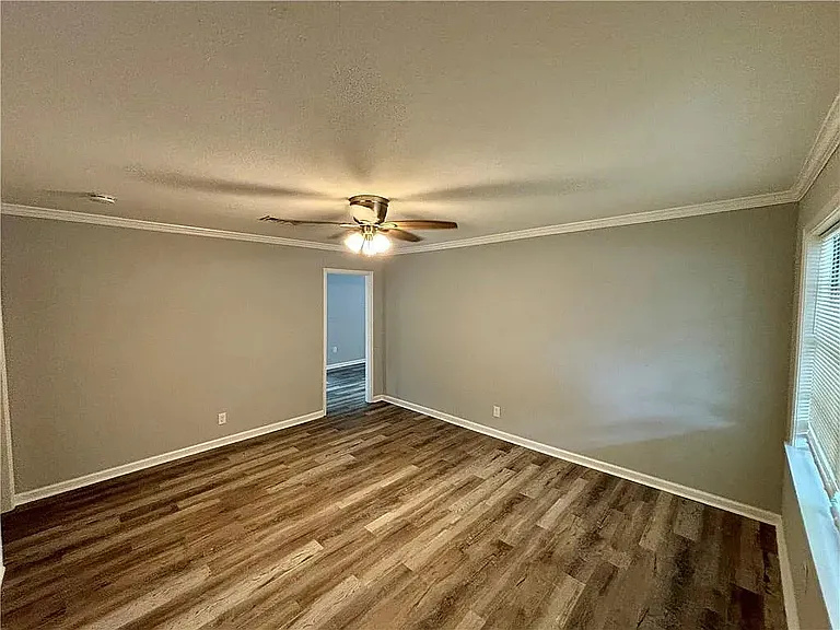 466 Pinehill Dr — Photo 4