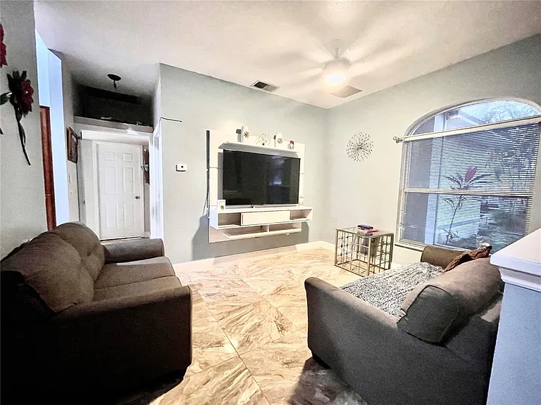 2314 Kings Crest Rd — Photo 6
