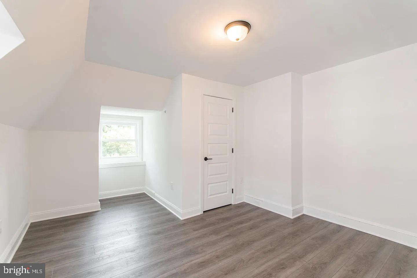 4 bed, 2.0 bath, 1800 sqft, $4,000 — Photo 3