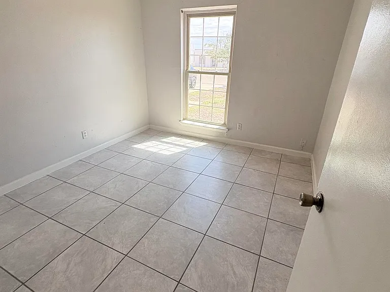 1587 Catham Cir — Photo 8