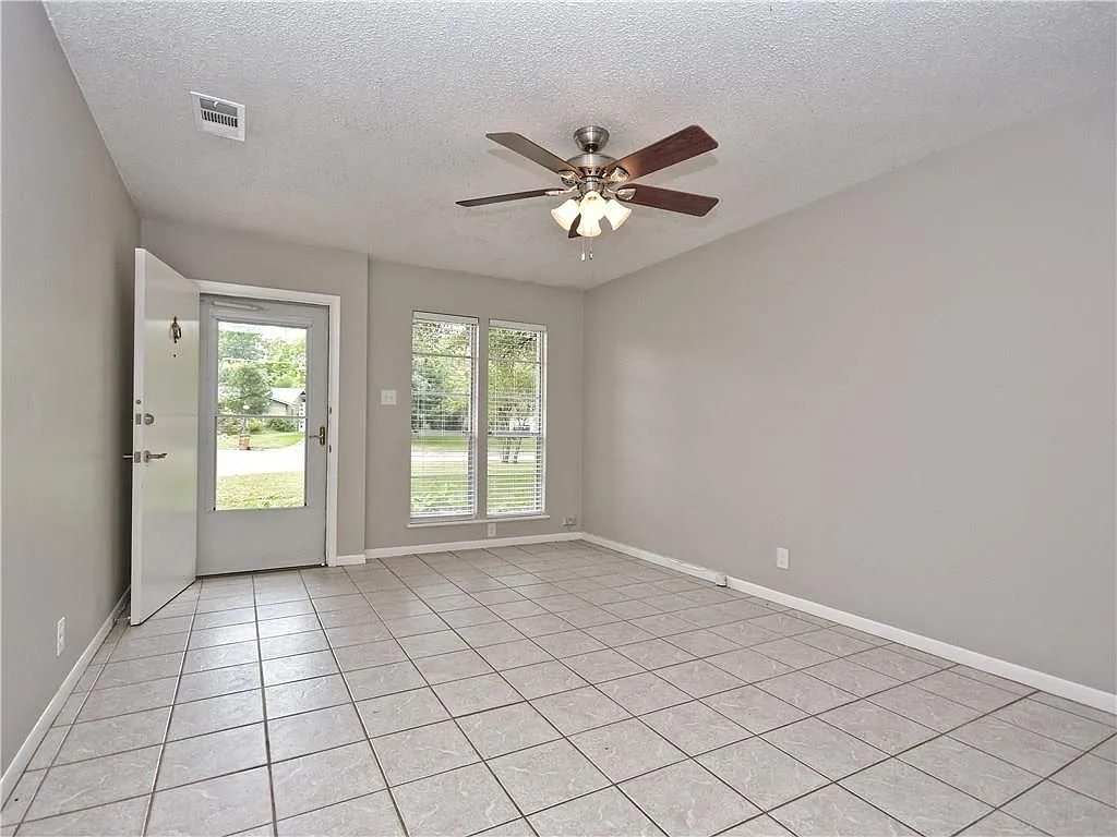 3 bed, 1.0 bath, 952 sqft, $1,995 — Photo 3