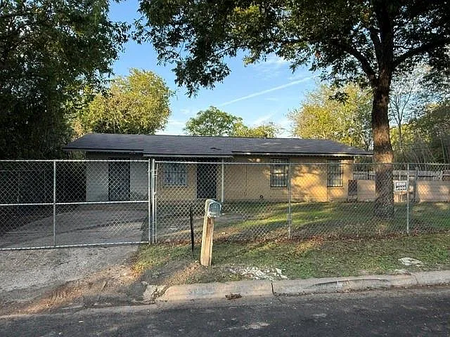 3 bed, 1.0 bath, 1030 sqft, $1,700 — Photo 1