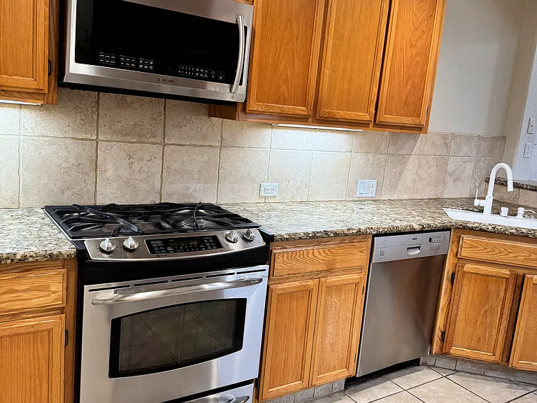 3210 Silverland Dr — Photo 12