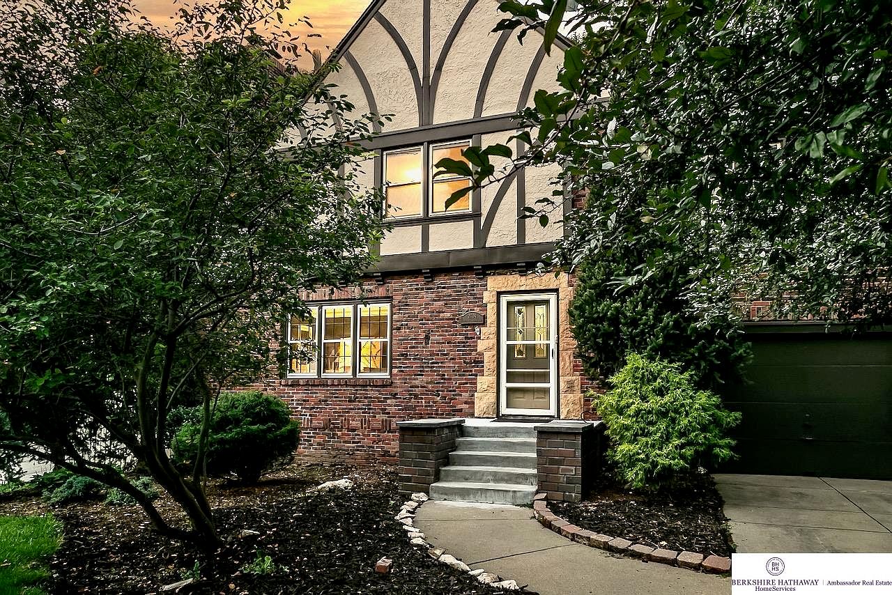 2704 Country Club Ave, Omaha, NE 68104 | Zillow