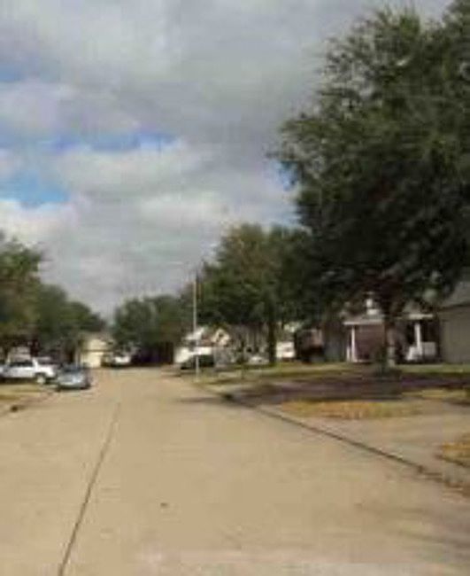 Exterior Neighborhood (street photo)