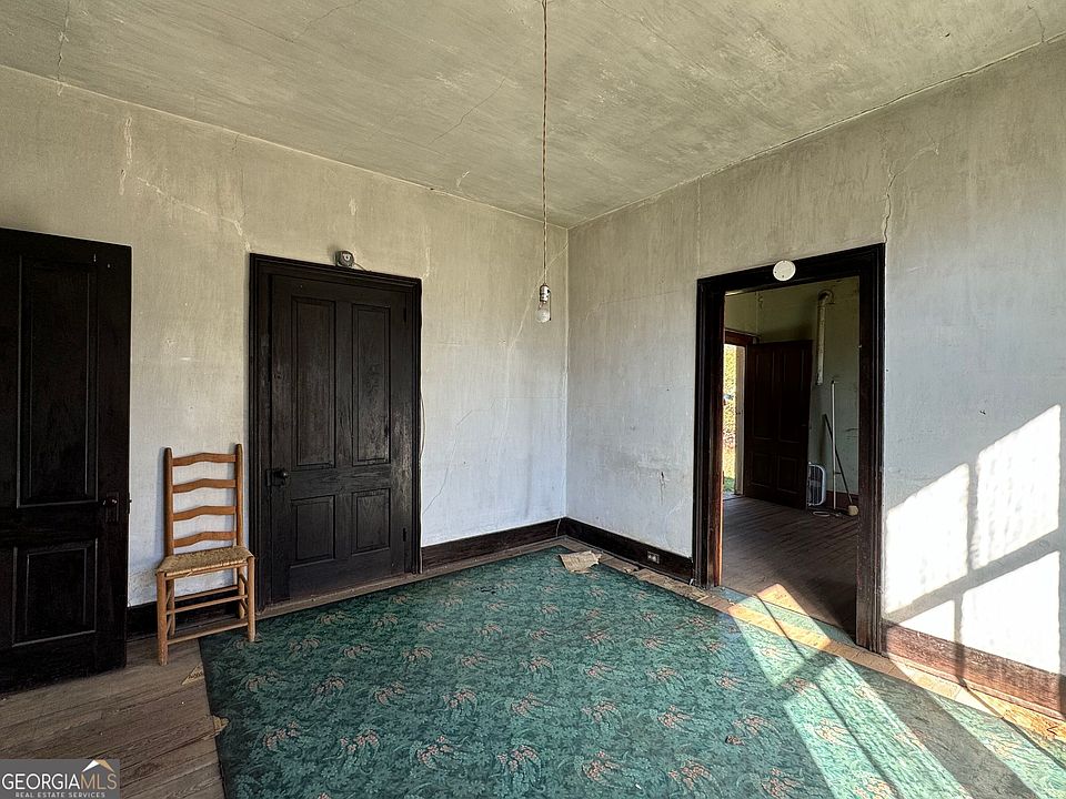 28th image of 9822 Jones St