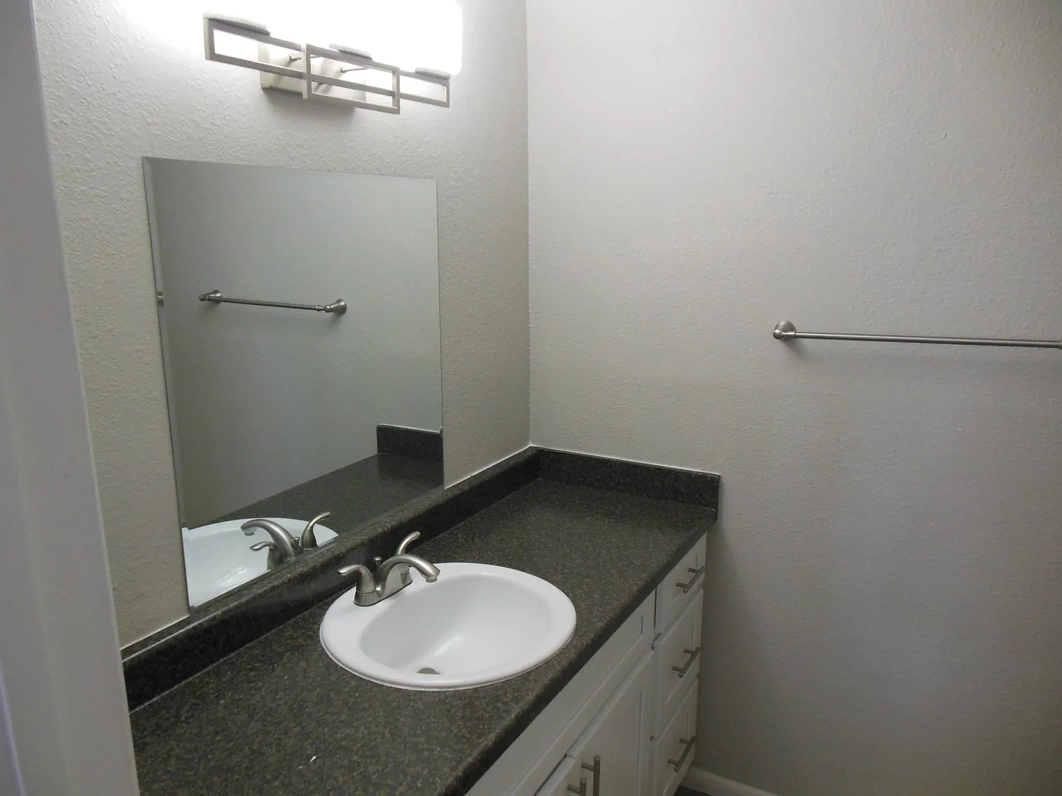 2 bed, 850 sqft, $1,475 — Photo 2