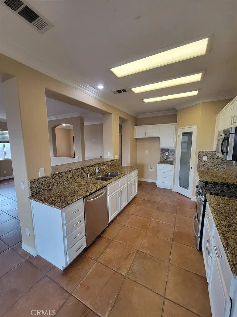 4 bed, 2.5 bath, 2217 sqft, $3,850 — Photo 2