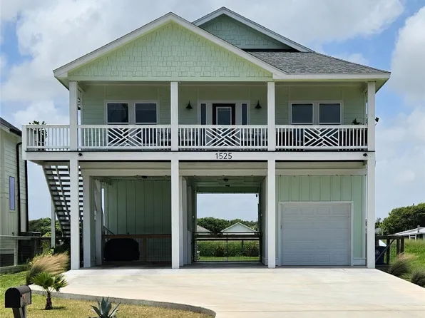 1525 S Live Oak St, Rockport, TX 78382