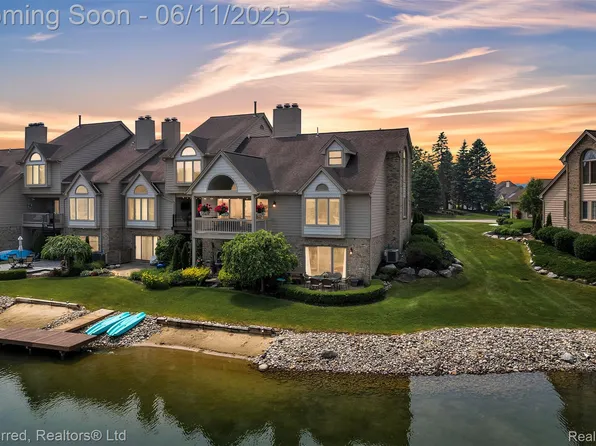 18112 Blue Heron Pointe Dr, Northville, MI 48168