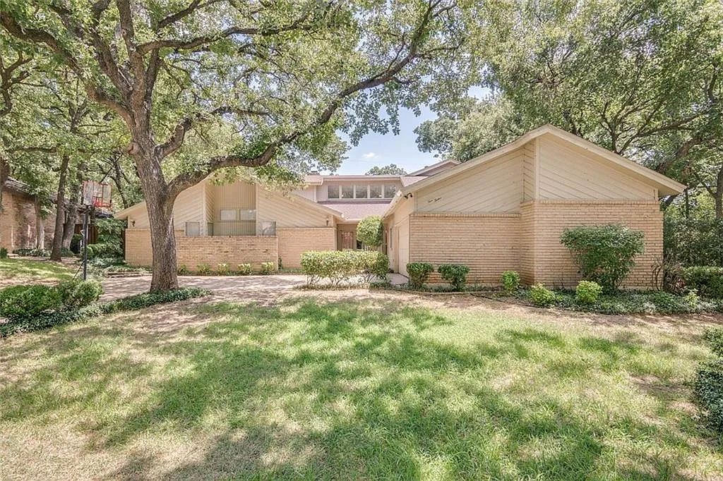 512 Country Wood Court — Photo 1