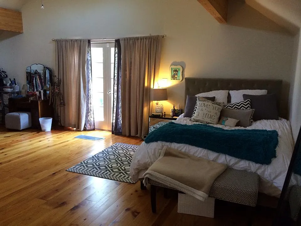 *picture is of previous renter's furnishings and layout and IS NOT furnished with all of these items