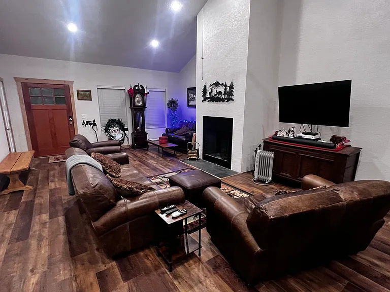 679 Rangeview Dr — Photo 3