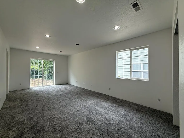 733 NE Wharton Dr — Photo 5