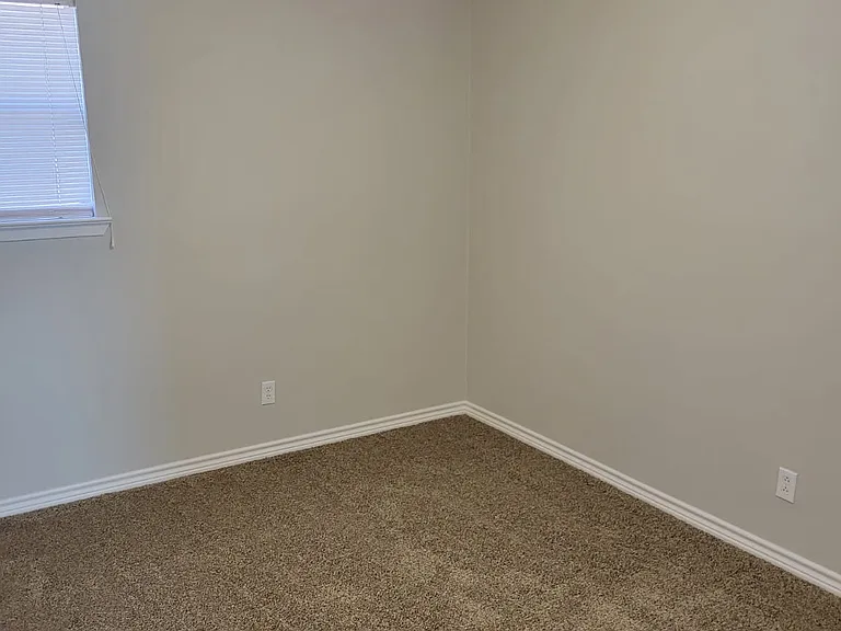 1107 W Cornelia Ave — Photo 7