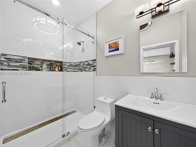 460 W Dilido Dr — Photo 26